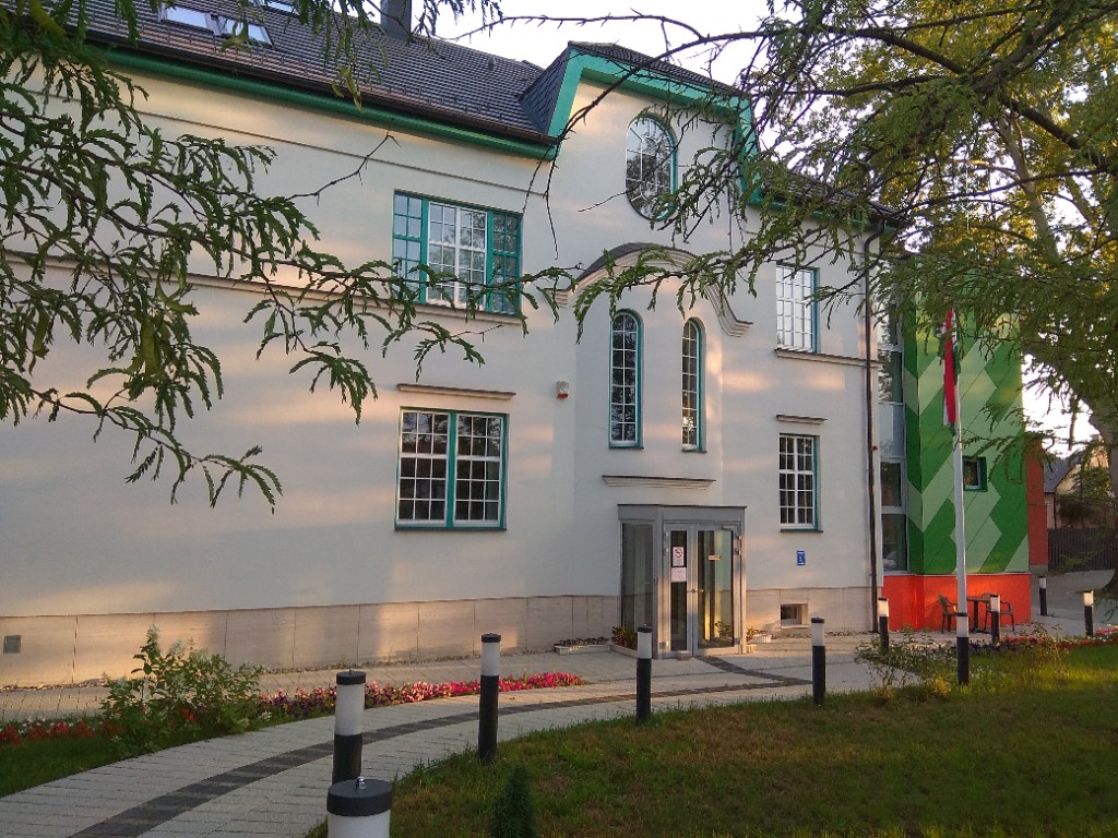 A központ épülete az esztergomi Baross Gábor utcában